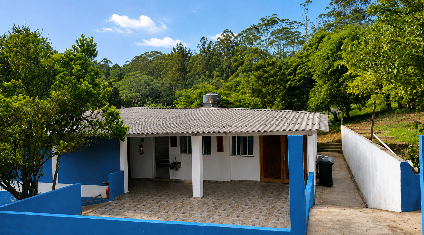 Fachada da instituição Estrela do Paraíso em meio à natureza em Parelheiros, São Paulo